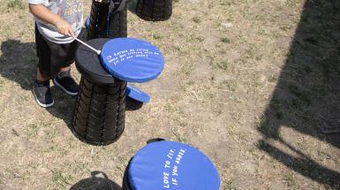 A collection of stools with blue cushions on them.