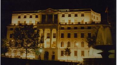 Illustration: Krzysztof Wodiczko, The South African Embassy, Projection. Trafalgar Square, London, 1985.