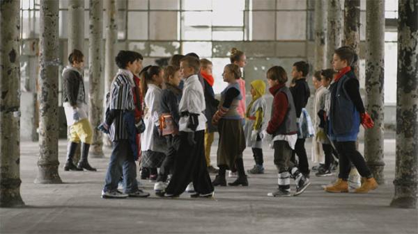 group of children walking in two opposing dirrections
